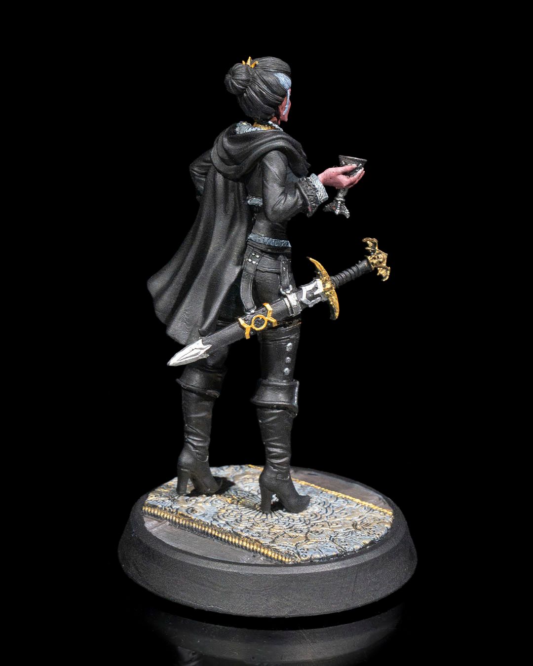 Elegant Duelist Miniature – 32mm Scale for Tabletop RPGs